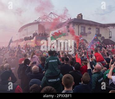 Wrexham, Wrexham County Borough, pays de Galles. 2nd mai 2023. Fans et joueurs dans les célébrations pendant le défilé, pendant le Wrexham Association football Club victoire parade sur le terrain de l'hippodrome. (Image de crédit : ©Cody Froggatt/Alamy Live News) Banque D'Images