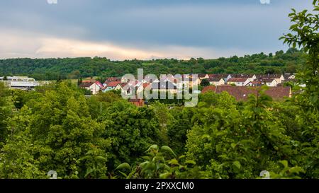 Vue panoramique du village de Neudenau entouré de verdure luxuriante à Jagsttal, Allemagne' Banque D'Images