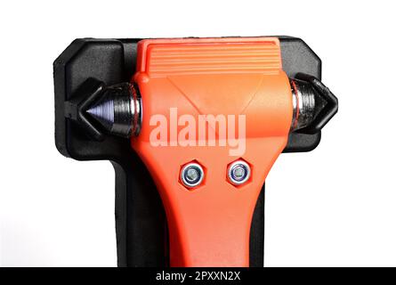 Vue partielle d'un marteau de détresse avec deux pointes métalliques coupantes pour la sortie de secours en cas d'accident avec support en plastique noir concept pour la sortie de secours en cas d'accident Banque D'Images