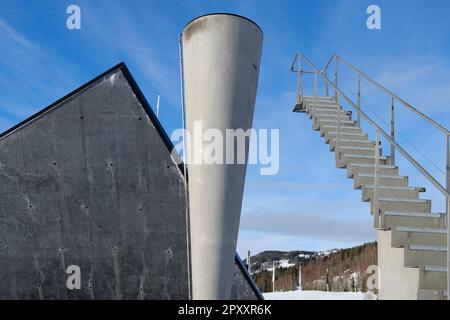 La torche olympique sur fond de ciel bleu. Lillehammer, Norvège. Banque D'Images