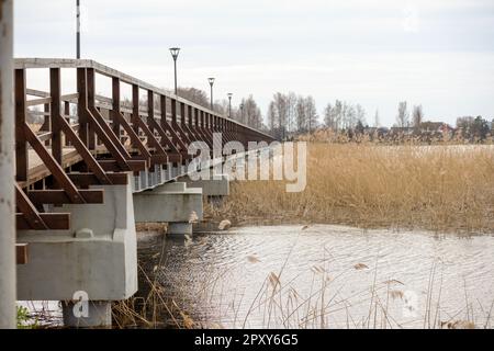 Un pont qui a beaucoup d'arbres en arrière-plan Banque D'Images