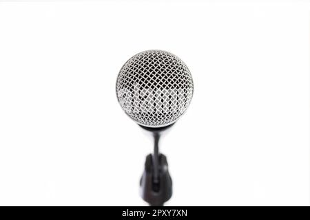 vue avant rapprochée d'un microphone à profil isolé sur fond blanc Banque D'Images