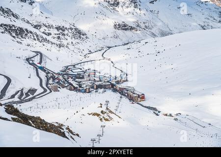 Les routes vont et sortent pas de la ville de la Casa dans la vallée entre les montagnes enneigées. Vacances d'hiver au ski en Andorre, Pyrénées, Grandvalira Banque D'Images