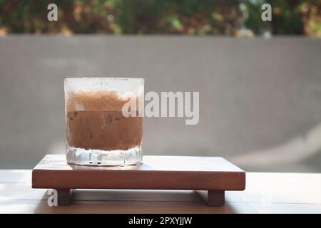 Café glacé avec micro-mousse dans le café, photo de stock Banque D'Images