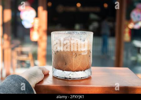 Café glacé avec micro-mousse dans le café, photo de stock Banque D'Images