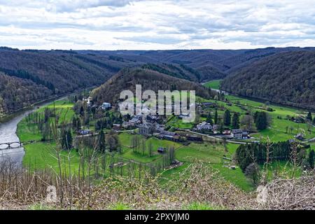 Vue sur le village de Frahan de Rochehaut près de Bouillon dans les Ardennes en Belgique Banque D'Images