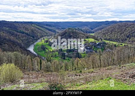 Vue sur le village de Frahan de Rochehaut près de Bouillon dans les Ardennes en Belgique Banque D'Images