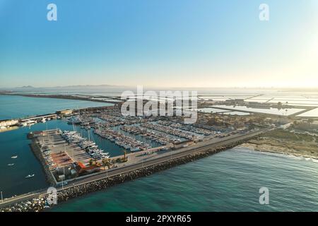 Port de San Pedro del Pinatar avec bateaux amarrés, vue d'en haut. Costa Blanca. Espagne Banque D'Images