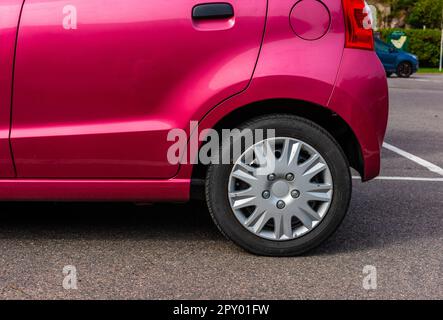 Göteborg, Suède - septembre 19 2021 : roue arrière gauche d'une voiture rose. Banque D'Images