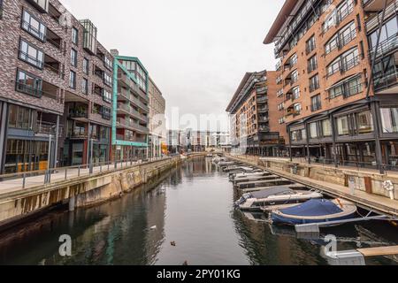 Oslo, Norvège - 13 octobre 2021 : ancien quai maintenant utilisé comme une marina entourée de bâtiments d'appartements. Banque D'Images