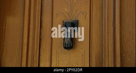 etail de porte d'entrée à la maison dans la maison de ville Banque D'Images