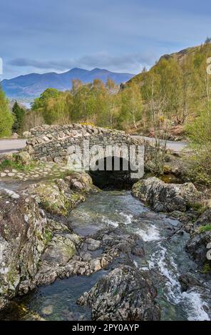 Ashness Bridge et Skiddaw, Ashness, Keswick, Lake District, Cumbria Banque D'Images