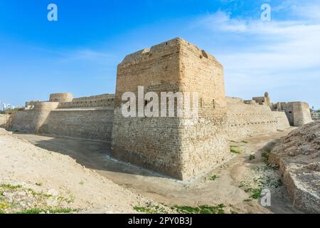 Murs et tours de la forteresse portugaise de Qalat al-Bahreïn, Manama, Bahreïn Banque D'Images