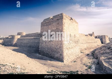 Murs et tours de la forteresse portugaise de Qalat al-Bahreïn, Manama, Bahreïn Banque D'Images