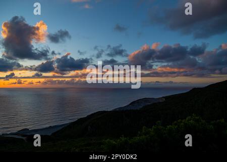 Vue à couper le souffle sur la mer avec un coucher de soleil spectaculaire, vu d'un point de vue charmant et rustique à Cabo Mondego, au Portugal. Banque D'Images