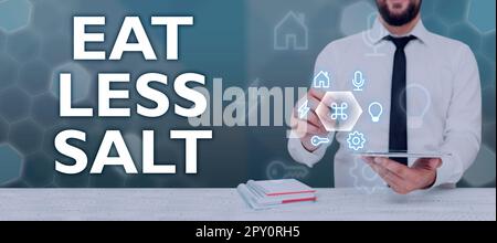 Signe écrit à la main manger moins de sel, mot pour réduire la consommation de sodium sur les aliments et les boissons Banque D'Images