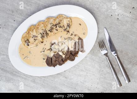 viande de bœuf avec sauce aux champignons crème et boulettes karlsbad Banque D'Images