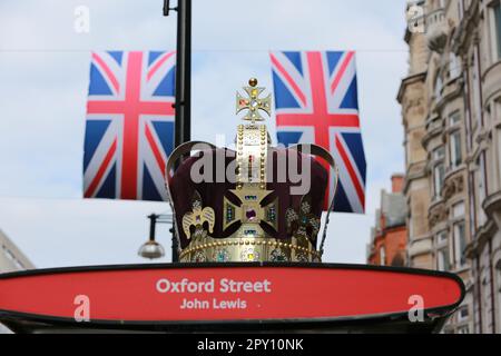 Londres, Royaume-Uni. 02 mai 2023. Le bus couronnement s'arrête à Oxford Street et couronne les dernières décorations d'Oxford Street pour célébrer le couronnement du roi Charles III Plusieurs arrêts d'autobus le long d'Oxford Street ont été décorés d'énormes versions de la couronne de St Edward. Credit: Waldemar Sikora/Alay Live News Banque D'Images