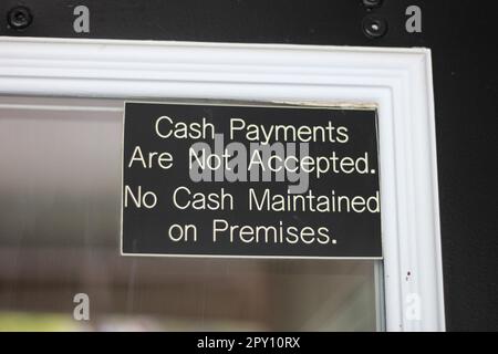 ' Les paiements en espèces ne sont pas acceptés. Pas d'argent maintenu sur place ' signe extérieur d'un bureau de location d'appartement Banque D'Images