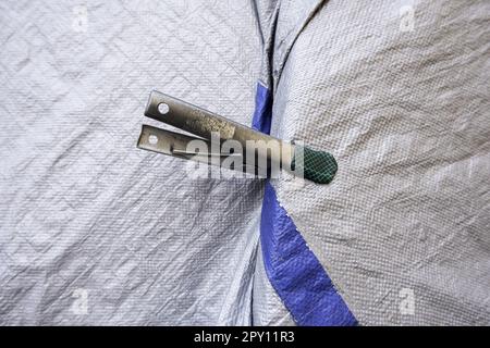 Détail de la pince en métal industriel pour saisir le tissu Banque D'Images