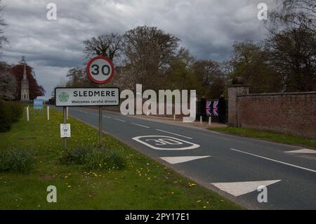 Panneau Sledmere Village avec drapeaux Union Jack pour le King Charles III Coronation Banque D'Images