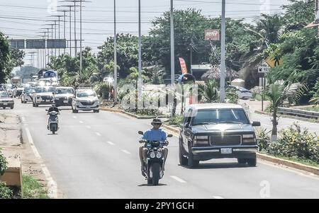 Puerto Escondido Oaxaca Mexique 2022 rue animée conduite de voitures embouteillage et lieux à Zicatela Puerto Escondido Oaxaca Mexique. Banque D'Images