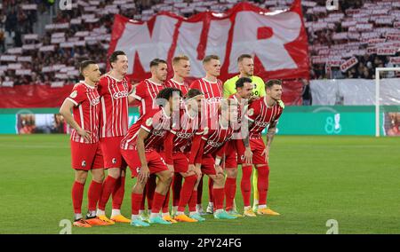 Fribourg, Allemagne. 02nd mai 2023. Firo : 05/02/2023, football, DFB-Pokal, saison 2022/2023, Semi-finales, SC Freiburg - RB, Red Bull Leipzig team, team, SC Freiburg, team photo Credit: dpa/Alay Live News Banque D'Images