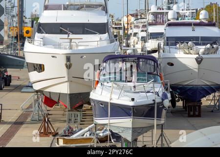 Navires marins et installations de stockage offshore sur terre, desservant les yachts, bateaux autres navires dans les quais quai. Industrie du fret, transport maritime Banque D'Images