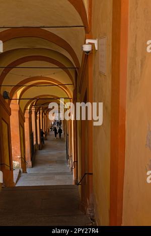 Passage couvert au sanctuaire Santuario Madonna di San Luca à Bologne Banque D'Images