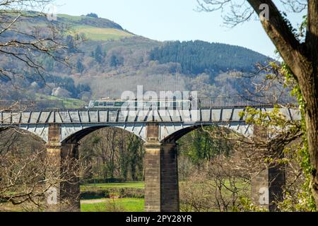 Canal narrowboat traversant à 38 mètres au-dessus de la rivière Dee sur l'aqueduc de Pontcysyllte près de Llangollen, au nord du pays de Galles, site classé au patrimoine mondial de l'UNESCO Banque D'Images