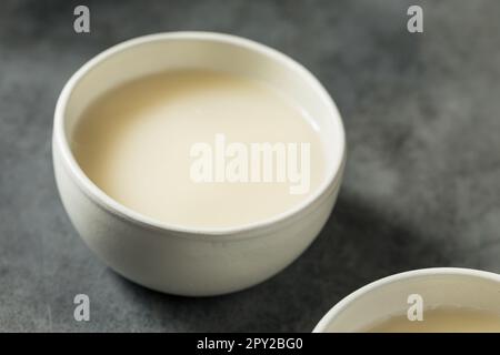 Boozy vin de riz coréen Makgeolli dans un bol Banque D'Images