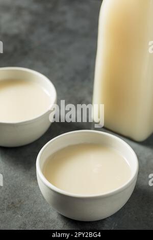 Boozy vin de riz coréen Makgeolli dans un bol Banque D'Images