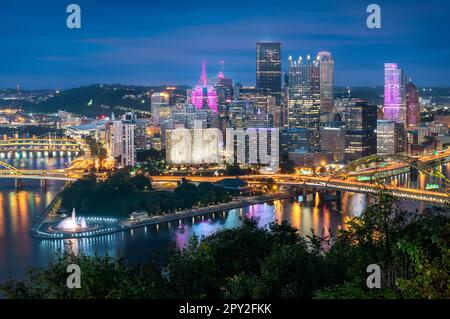 Voir la soirée de Pittsburgh depuis le sommet de la Duquesne incline à Mount Washington, Pittsburgh, Pennsylvanie. Banque D'Images