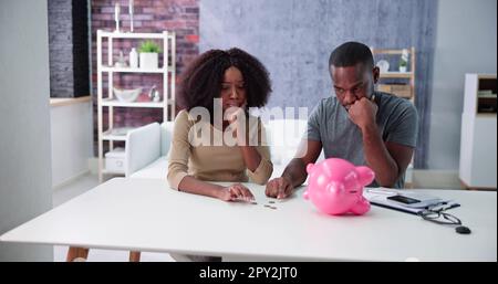 Un couple africain heureux qui prend sa retraite Finances Plan et argent Budget Banque D'Images