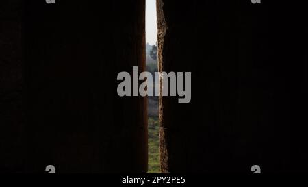 Une arrowfente ou une balistrarie d'une tour d'Antipatris fort Binar Bashi, dans le parc national de tel-Afek, Israël Banque D'Images