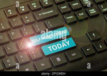 L'écriture affichant le texte Auto-évaluation, l'idée d'affaires fierté et la confiance en soi se tenir pour vous Banque D'Images