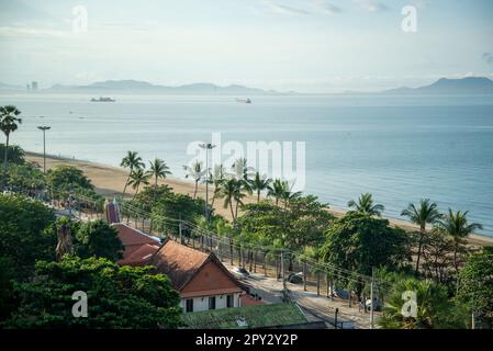 La plage et la route de la plage dans la ville de Jomtien près de la ville de Pattaya dans la province de Chonburi en Thaïlande, Jomtien, novembre, 2022 Banque D'Images