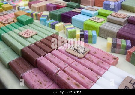 Gros plan d'un marché où plusieurs variétés de savons naturels sont exposées pour la vente dont les couleurs et les parfums déterminent leurs propriétés Banque D'Images