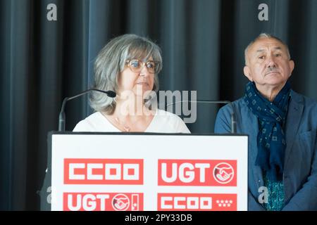 Secrétaire général du COCO Madrid, Paloma Lopez, et Secrétaire général de l'UGT, Pepe Alvarez, pendant la conférence de presse. Les gens ont assisté au Labour du 1st mai Banque D'Images
