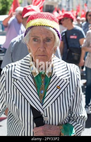 Un partisan républicain et un peuple ont assisté à la manifestation organisée le 1st mai par le COCO et l'UGT dans le centre de Madrid et d'autres grands Banque D'Images