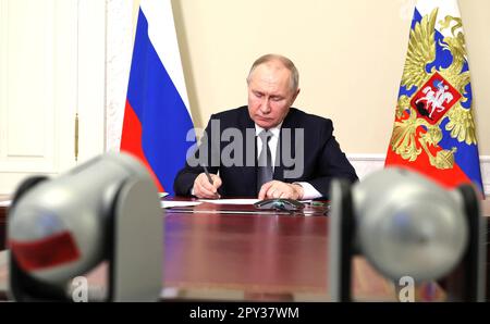 Saint-Pétersbourg, Russie. 02nd mai 2023. Le président russe Vladimir Poutine tient une réunion vidéo-conférence avec des membres du gouvernement, 2 mai 2023, à Saint-Pétersbourg, en Russie. La réunion, y compris la discussion sur le feu de forêt affectant les régions de Sverdlovsk et de Kourgan en Russie. Credit: Mikhail Klimentyev/Kremlin Pool/Alamy Live News Banque D'Images