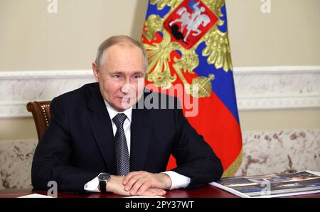 Saint-Pétersbourg, Russie. 02nd mai 2023. Le président russe Vladimir Poutine sourit alors qu'il participe à un événement virtuel qui lance le système de tramway à Marioupol occupé avec le gouverneur de Saint-Pétersbourg Alexander Beglov, 2 mai 2023 à Saint-Pétersbourg, en Russie. Le système de transport en commun et la majeure partie de la ville ont été détruits par l'invasion et l'occupation russes de la ville ukrainienne de Marioupol dans l'oblast de Donetsk. Credit: Mikhail Klimentyev/Kremlin Pool/Alamy Live News Banque D'Images