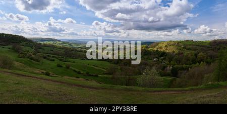 Collines ondulantes sur la campagne anglaise avec ciel bleu et nuages blancs dans le panorama Banque D'Images