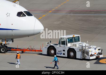 Un Boeing 787-9 Dreamliner All Nippon Airways (ANA). Être remorqué par un remorqueur de refoulement sur le tablier de l'aéroport international Haneda, Tokyo, Japon. Banque D'Images