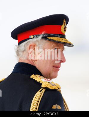Sa Majesté le Roi inspecte la Parade Sovereign de 200th à l'Académie militaire royale de Sandhurst. Sa Majesté le Roi inspecte le souverain de 200th Banque D'Images