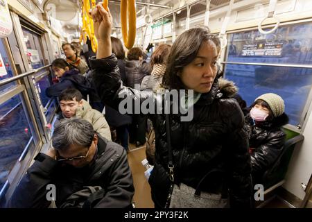 Les passagers prennent un tramway ou une voiture sur la ligne Toden Arakawa (connue sous le nom de tramway Tokyo Sakura) à Tokyo, au Japon. Banque D'Images