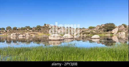 Fotografía panorámica de una laguna en la Reserva Natural de Los Barruecos, Malpartida de Cáceres, España Banque D'Images