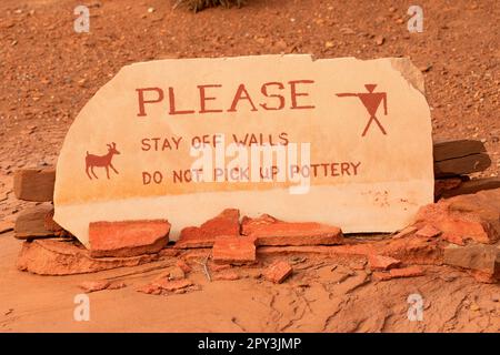 Restez à l'extérieur du panneau, Wupatki National Monument, Arizona Banque D'Images