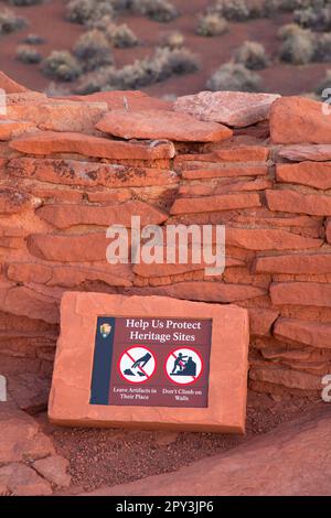 Restez à l'extérieur du panneau, Wupatki National Monument, Arizona Banque D'Images