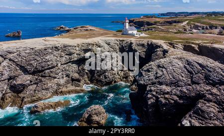 Vue aérienne de la Pointe des Poulains, pointe ouest de Belle-île-en-Mer, la plus grande île bretonne du Morbihan, France - Phare des Poulains l Banque D'Images